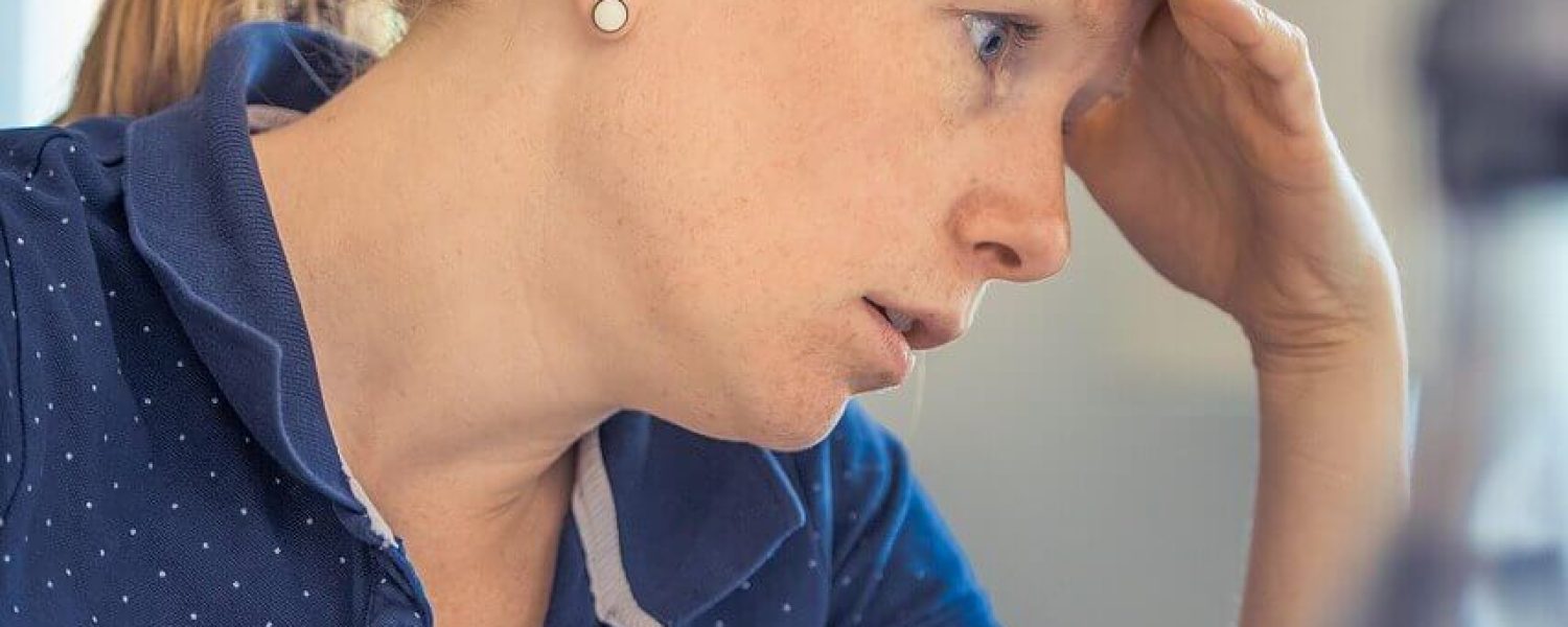 femme qui réfléchit